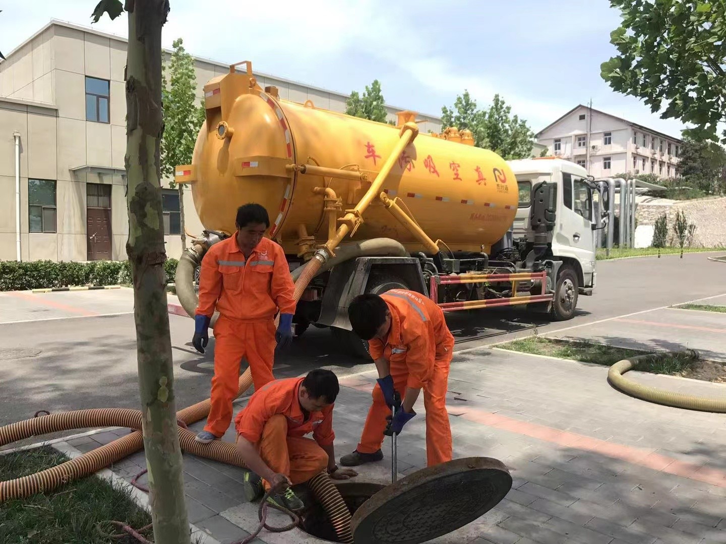 周矶管理区化粪池清理与5-8吨吸粪车施工效率分析